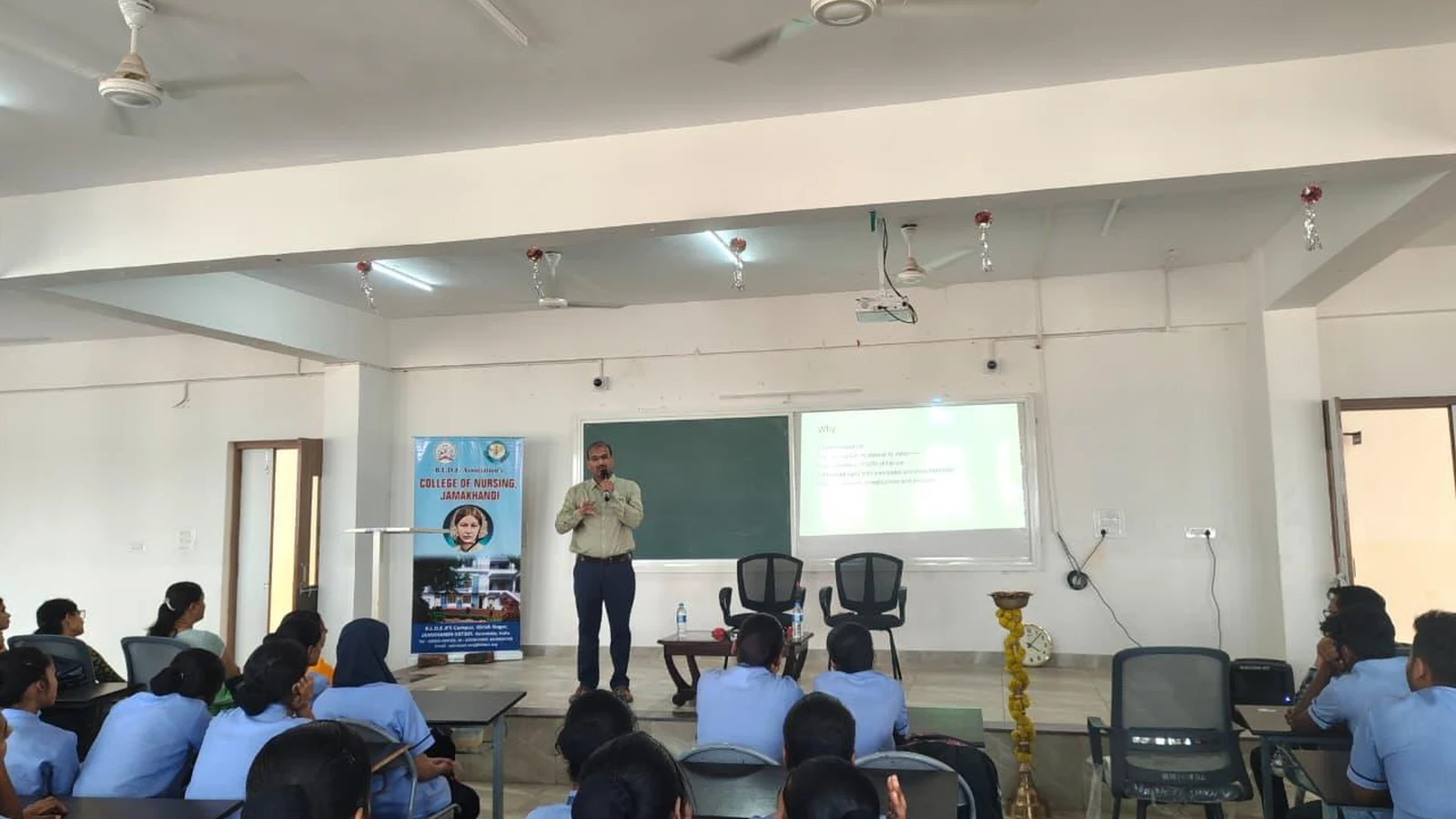 Dr. Basavaraj Ugran Consultant Urologist delivering guest lecture to nursing students at BLDEA College of Nursing Jamkhandi World Kidney Day 2026